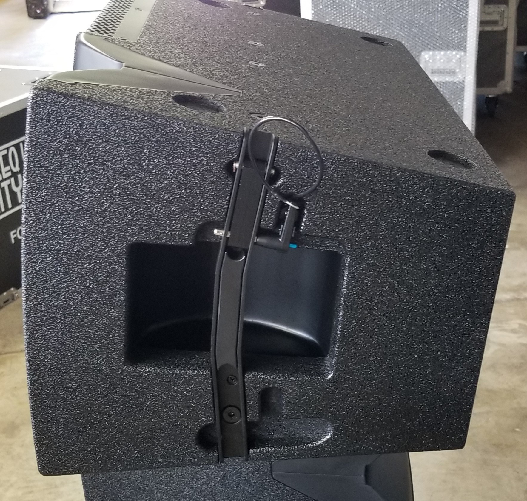 FCS12LAP / 1600-Watt Active Line Array Side View