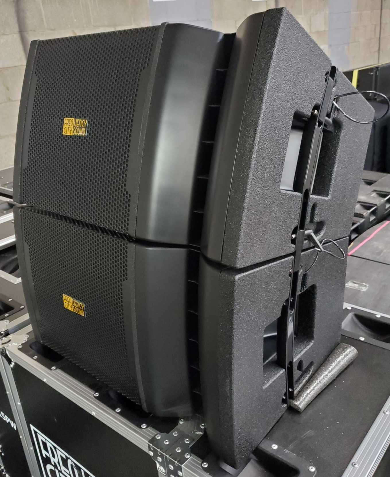 FCS12LAP / 1600-Watt Active Line Array 2 attached with internal flyware
